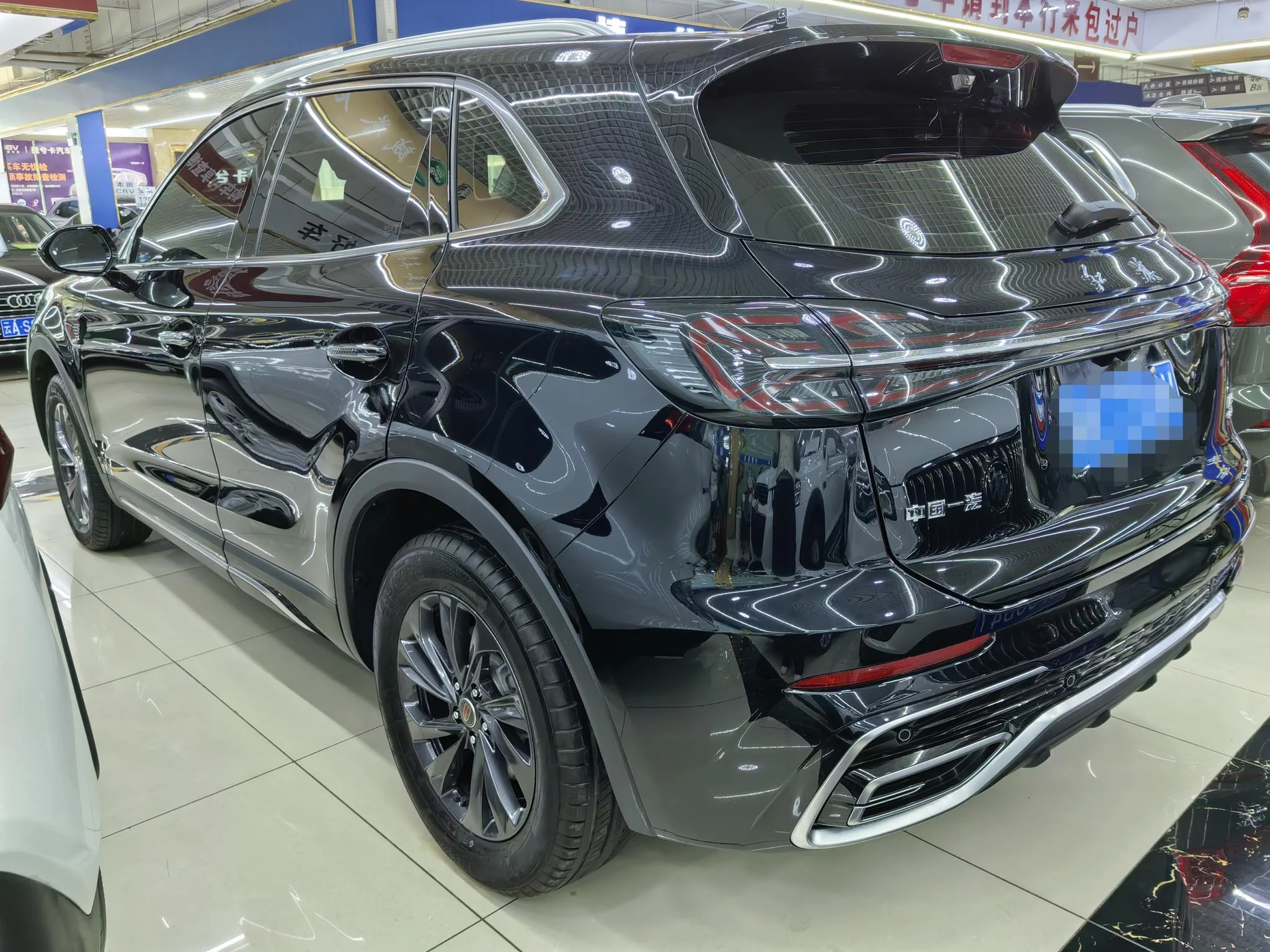 Hongqi HS5