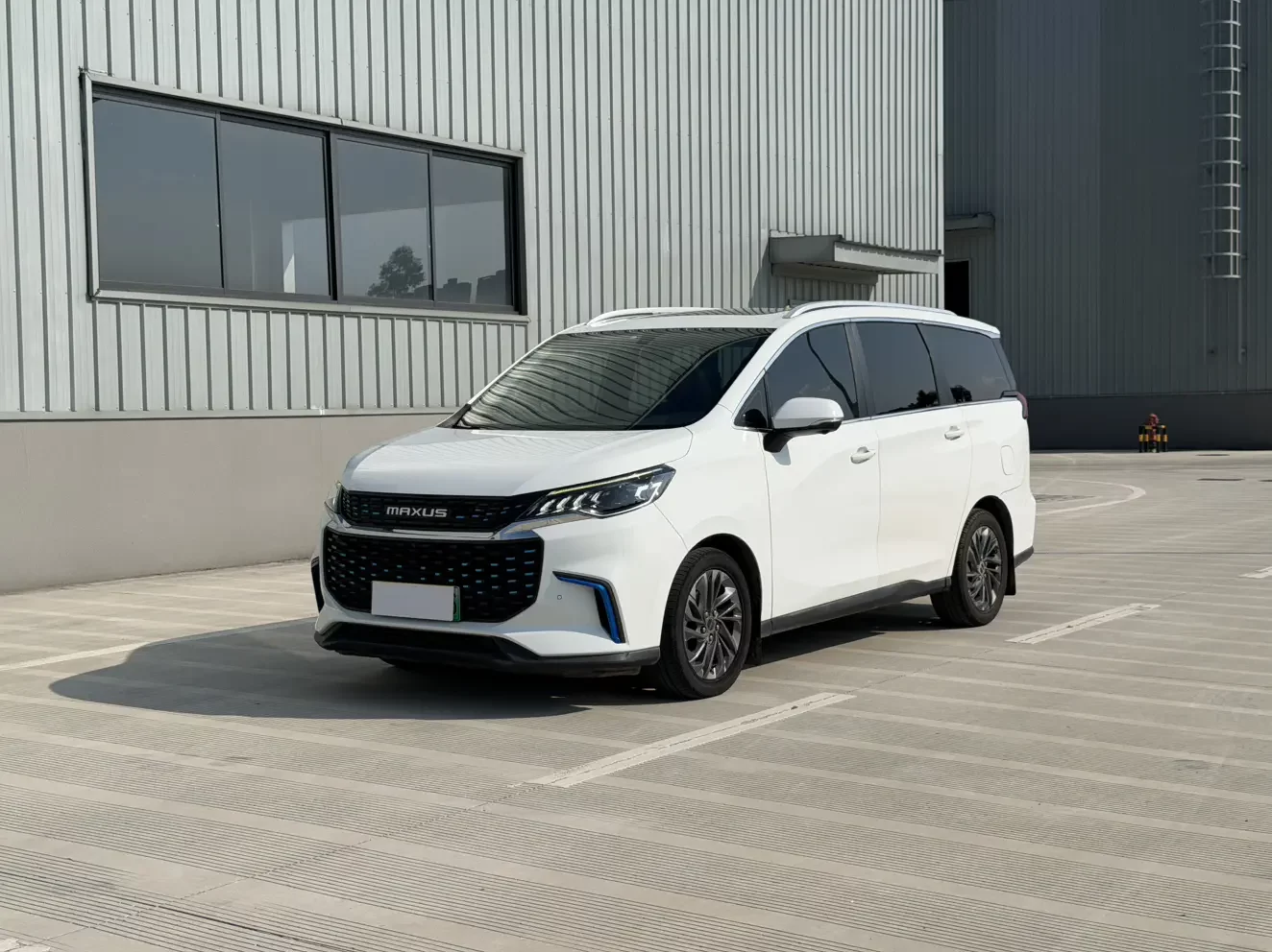 Maxus Chase EUNIQ 5 PLUG IN