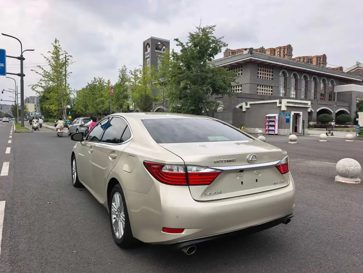 Lexus ES