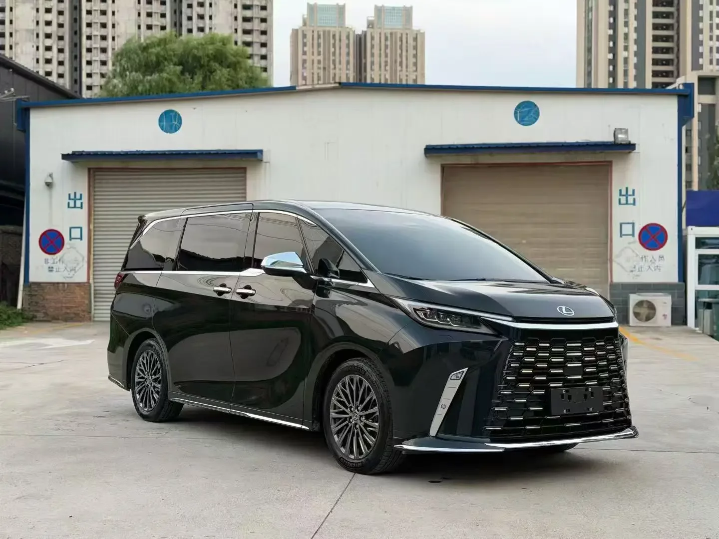 Lexus LM
