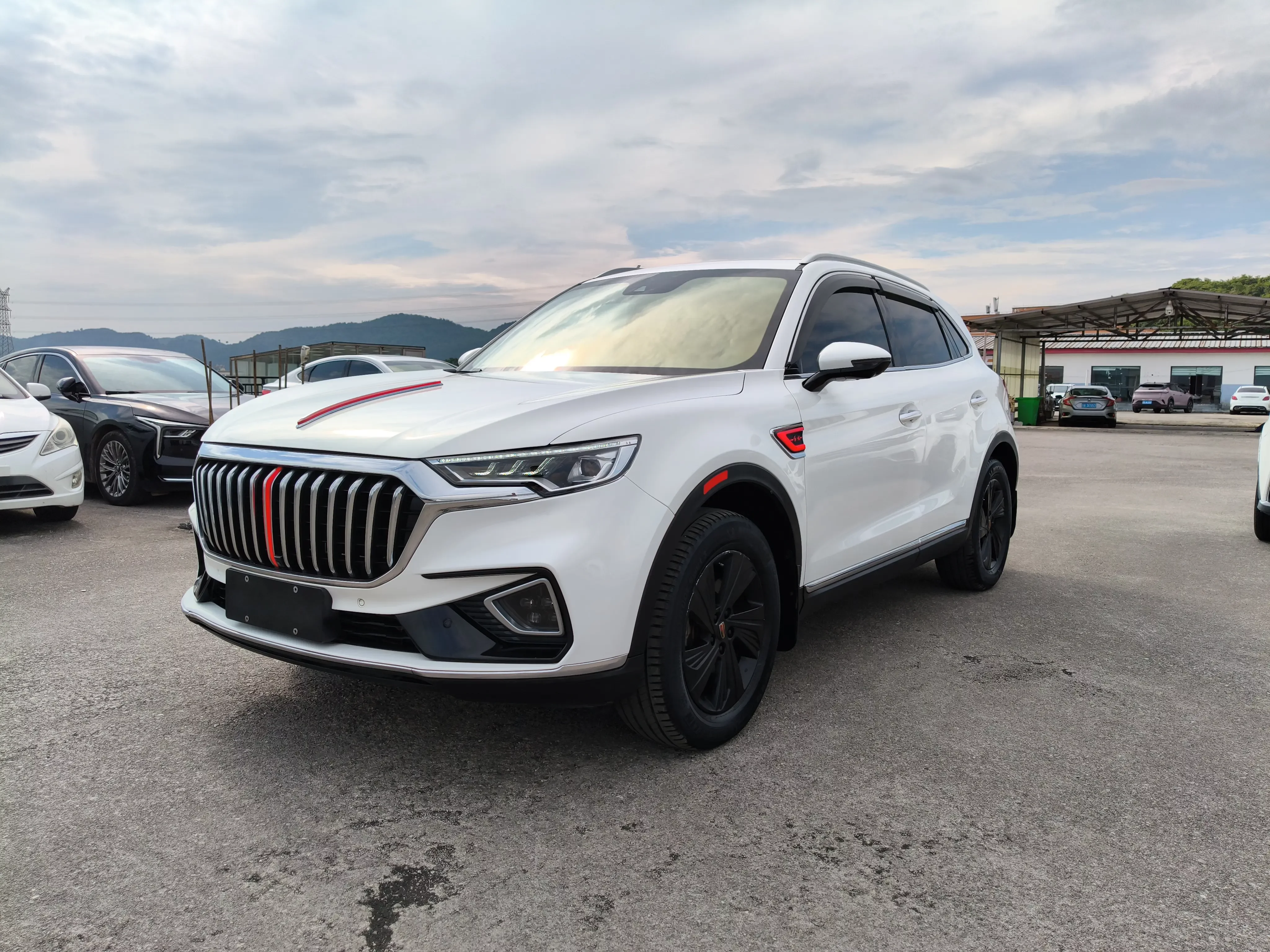 Hongqi HS5