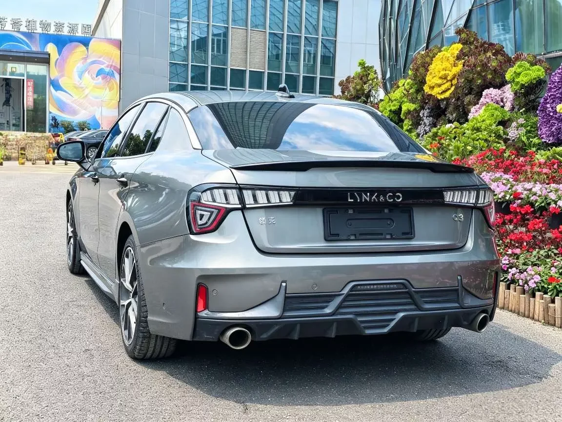 Lynk & Co 03