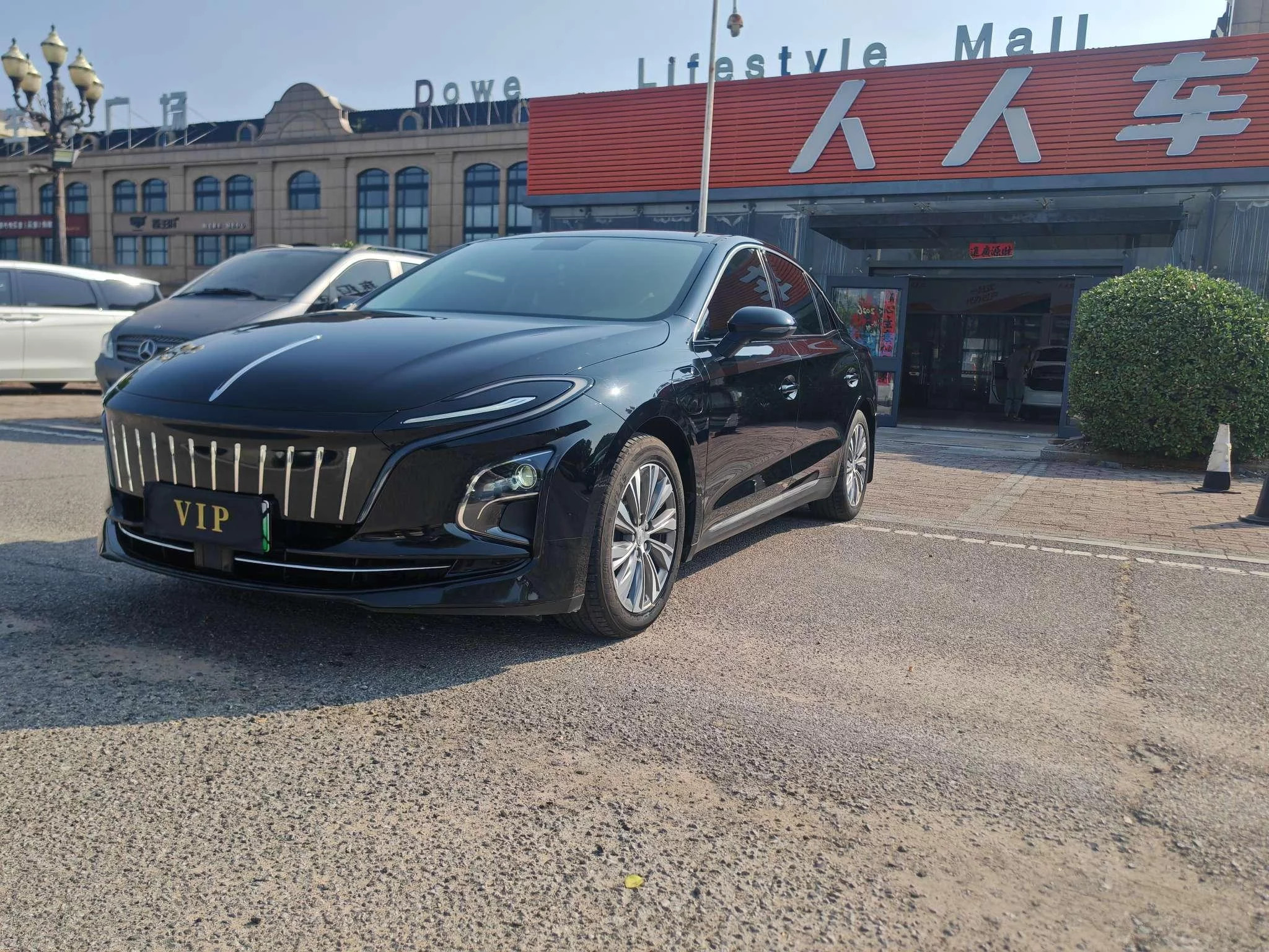 Hongqi E-QM5