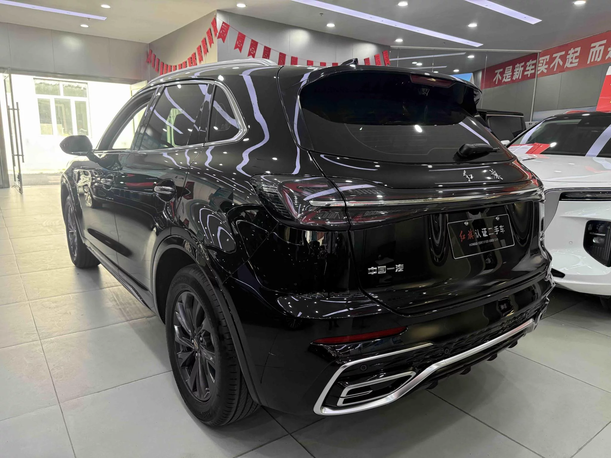 Hongqi HS5