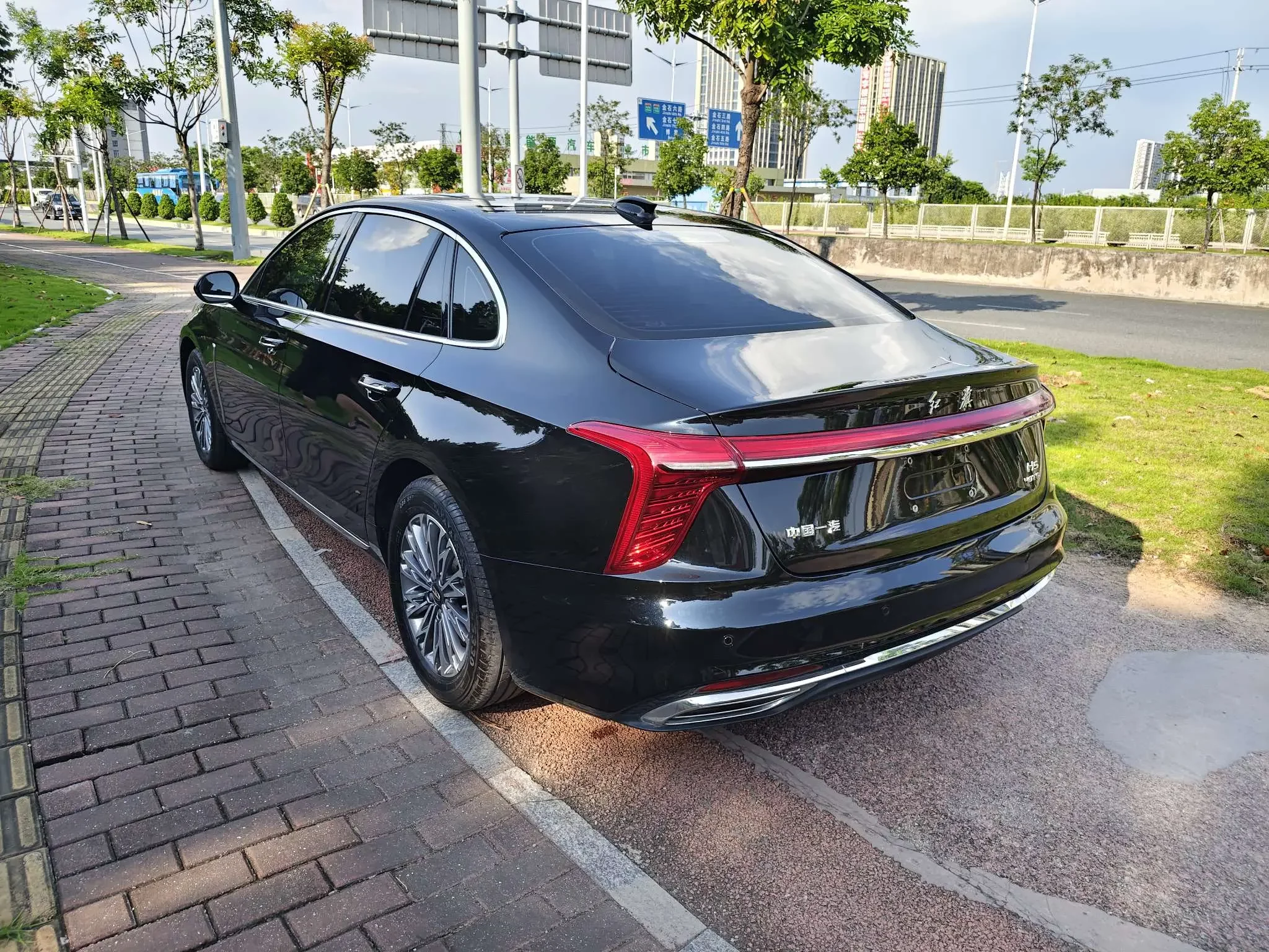 Hongqi H5