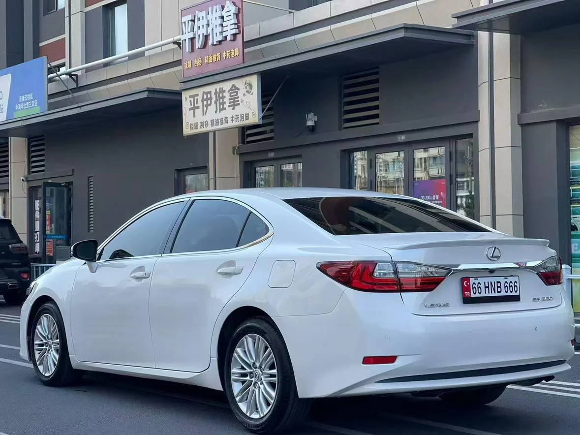 Lexus ES