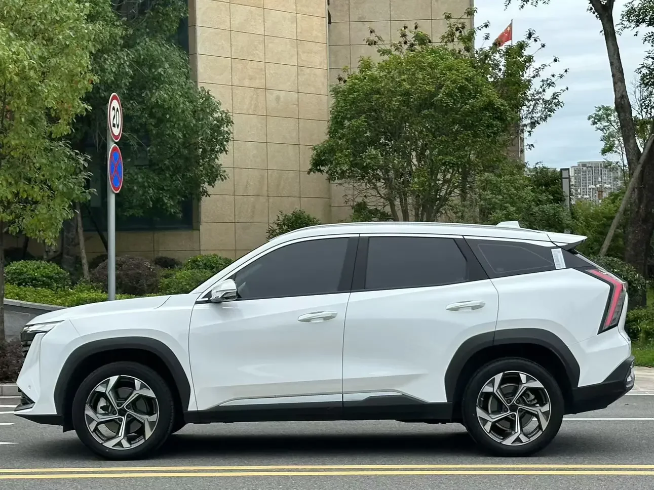 Geely Atlas L