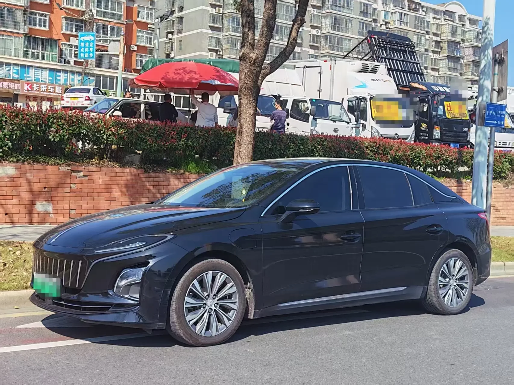 Hongqi E-QM5