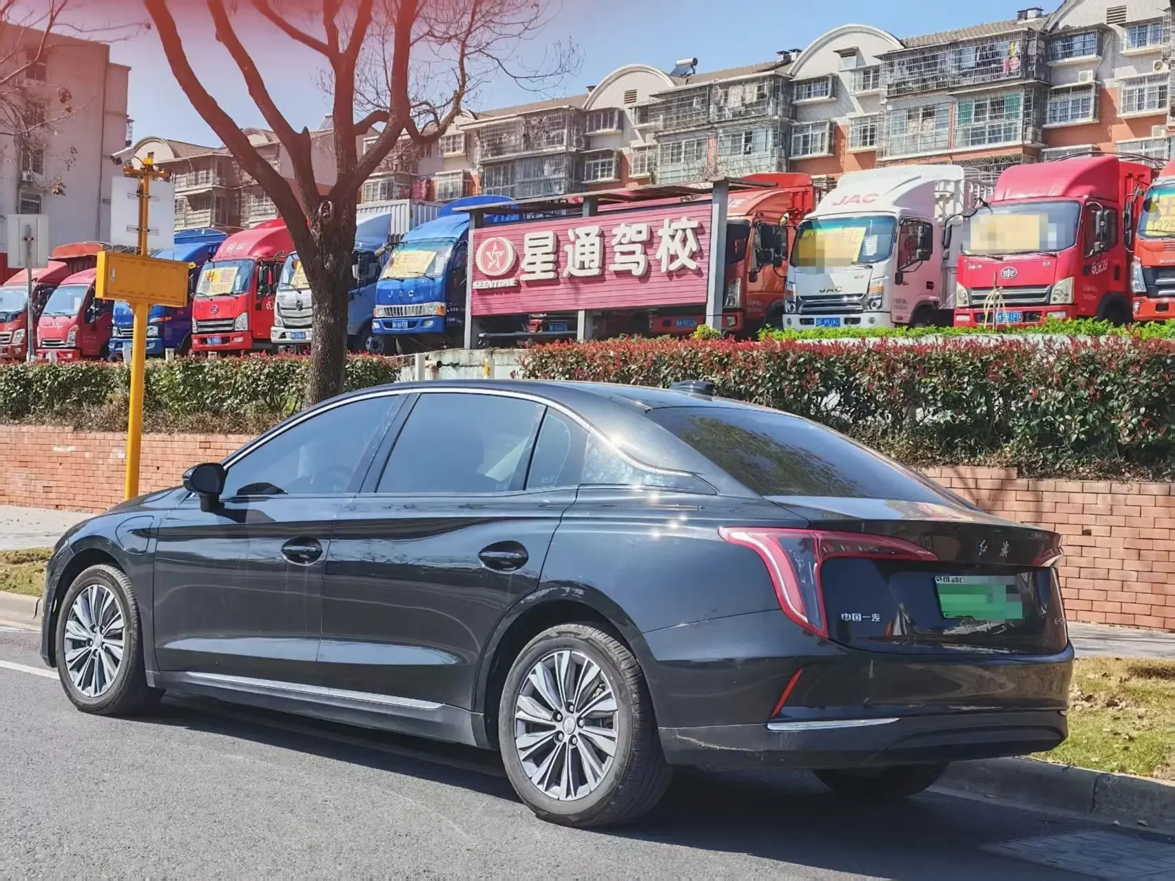 Hongqi E-QM5
