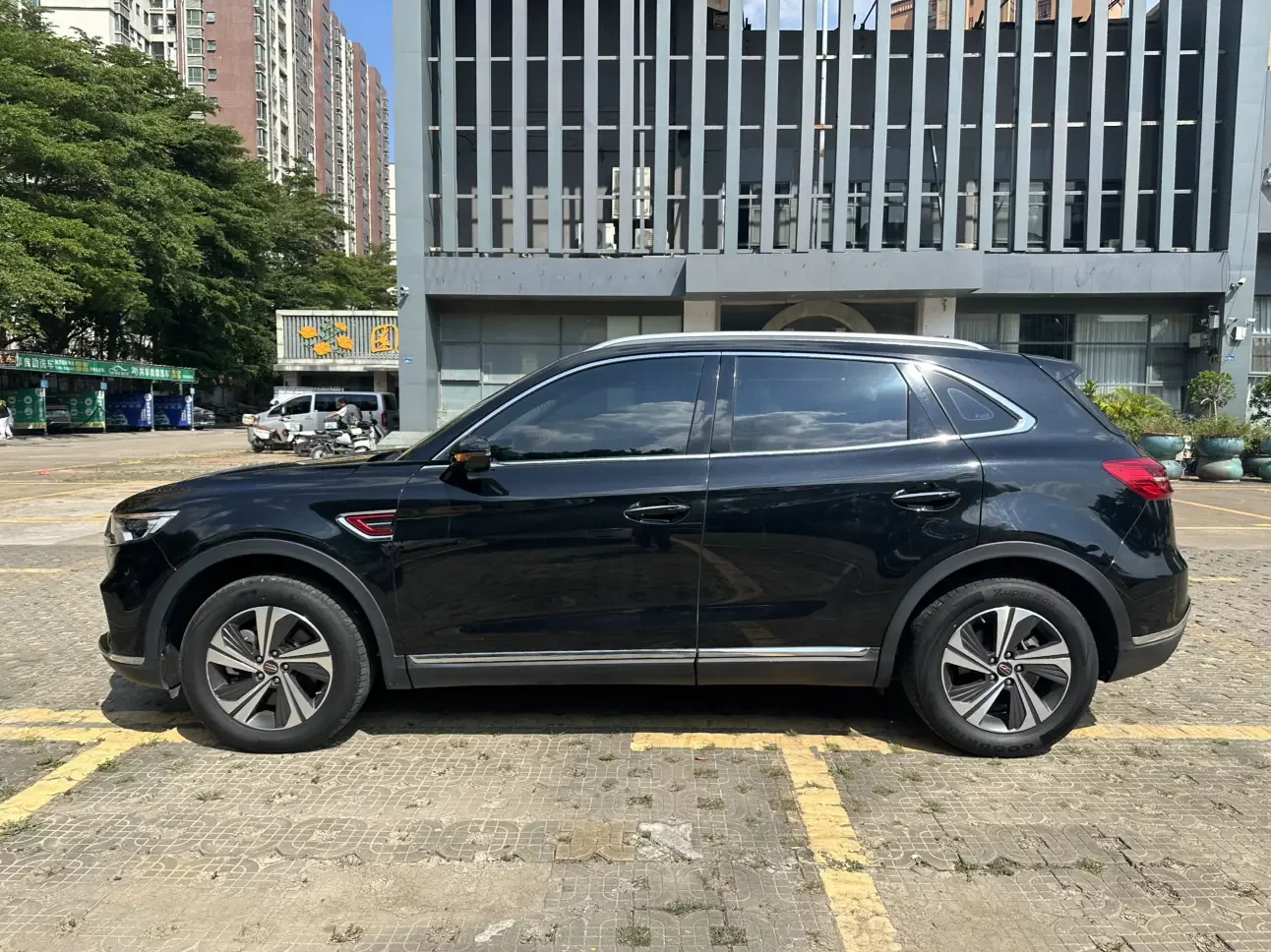 Hongqi HS5