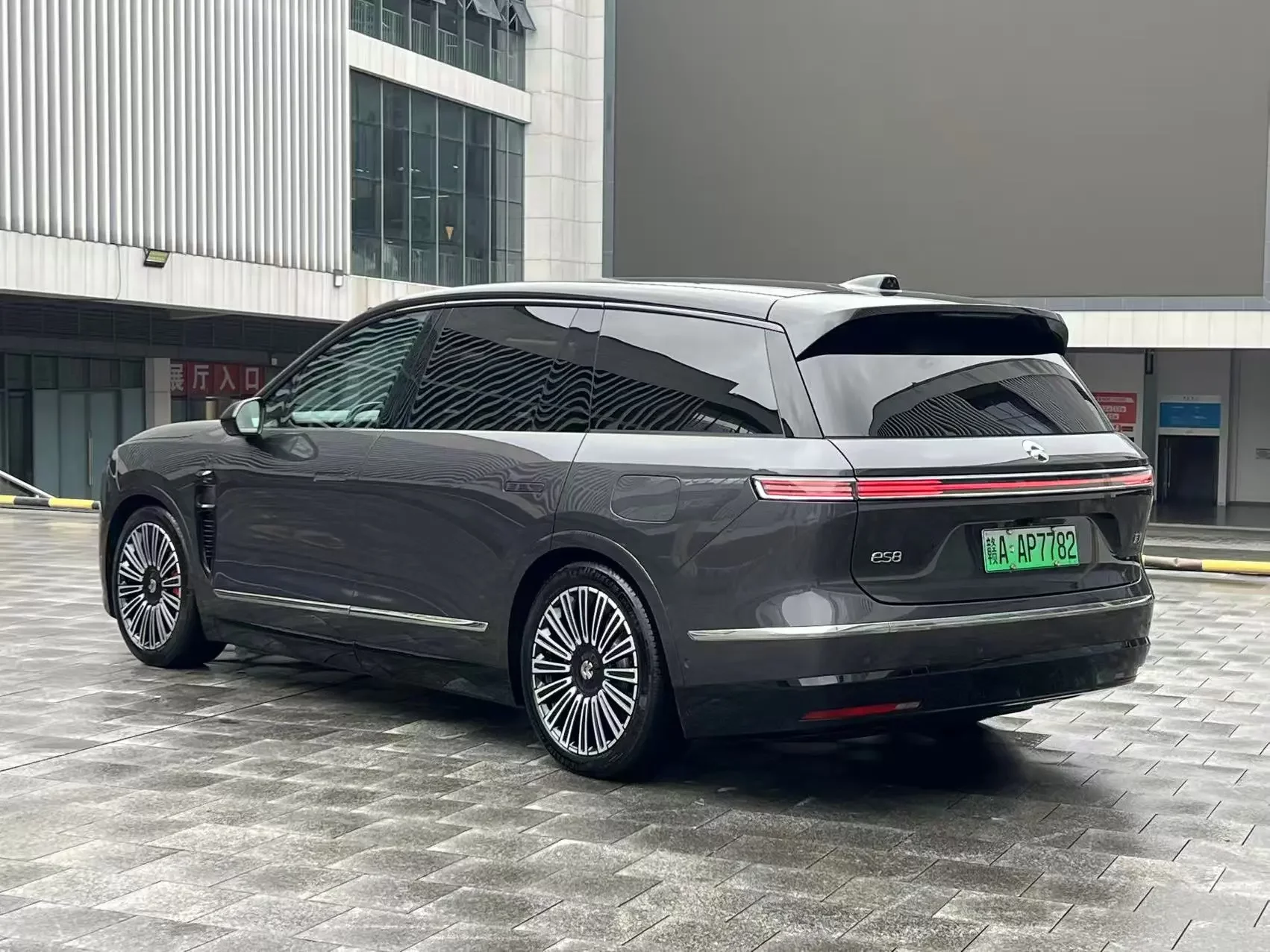NIO ES8