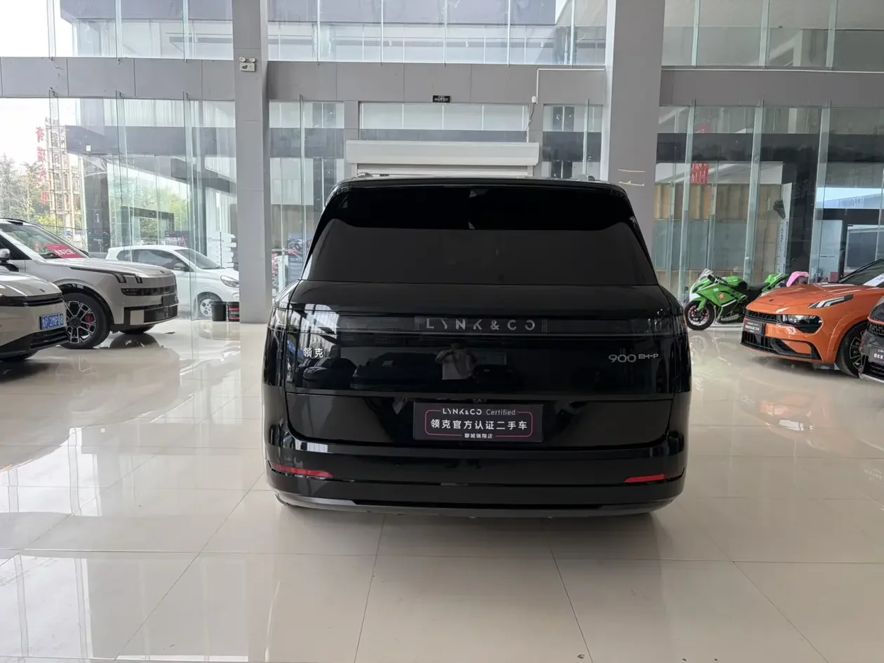 Lynk & Co 900