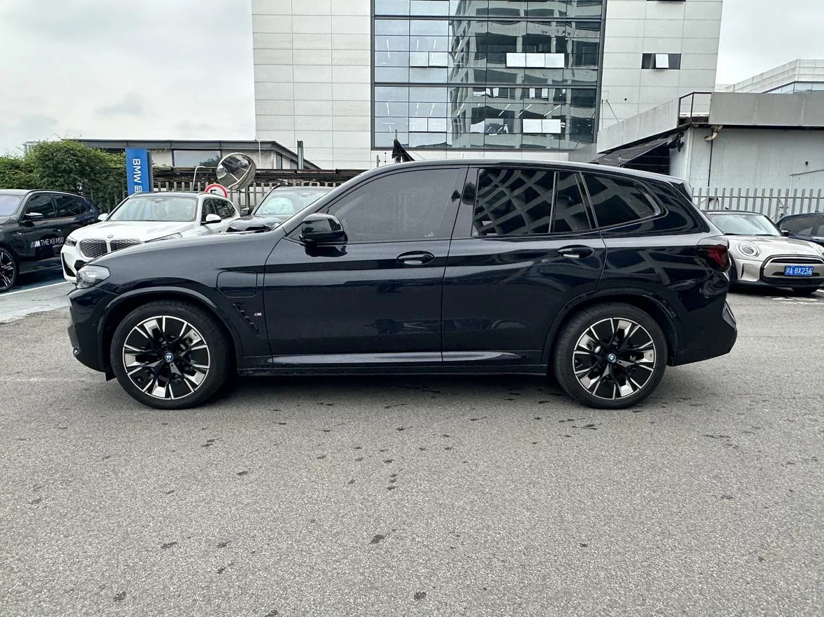 BMW iX3