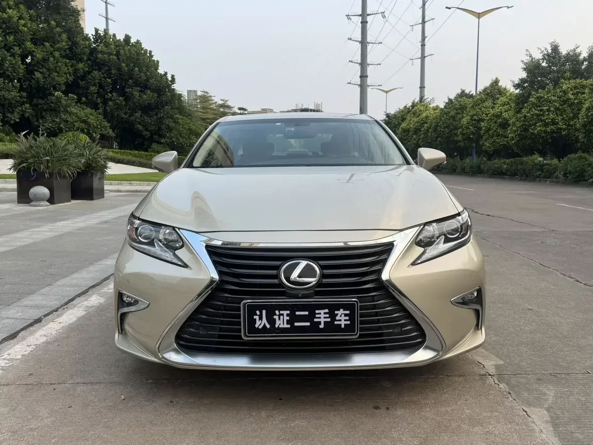 Lexus ES