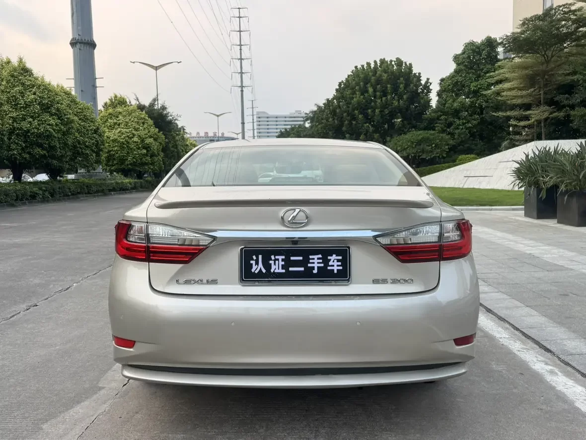 Lexus ES