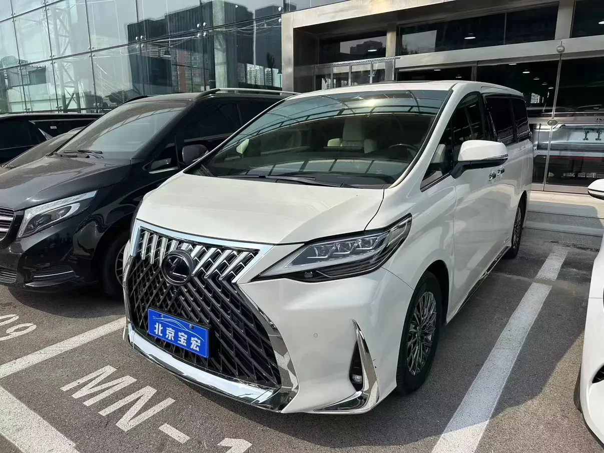 Lexus LM