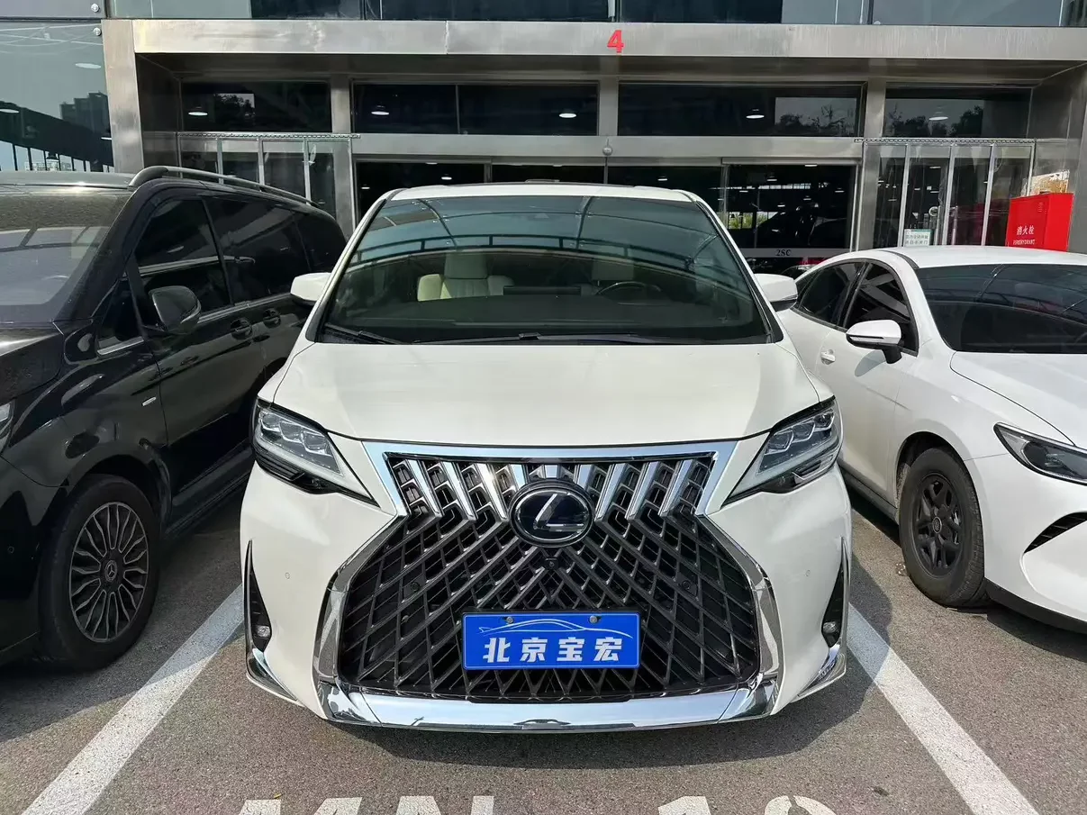 Lexus LM