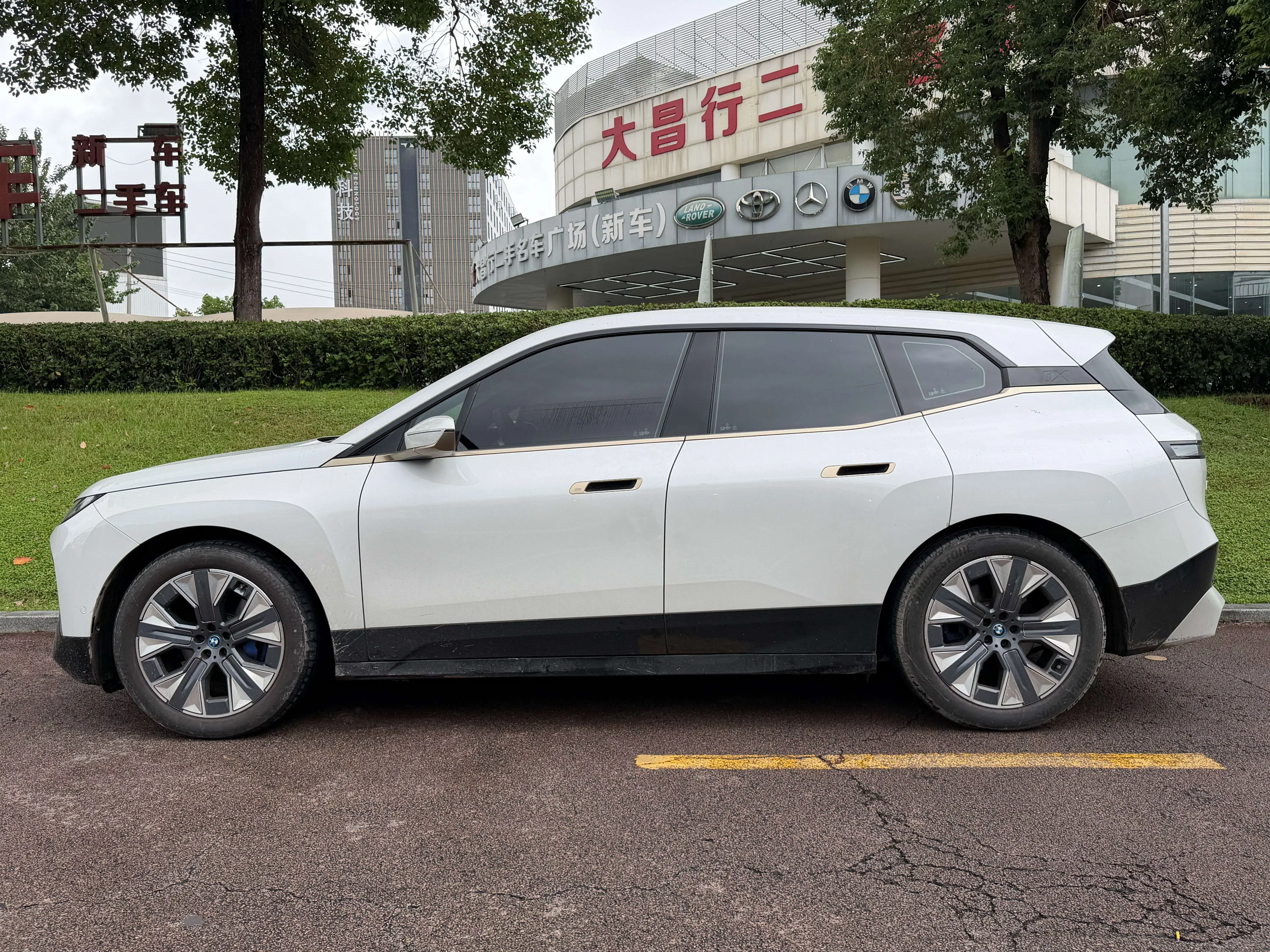 BMW iX