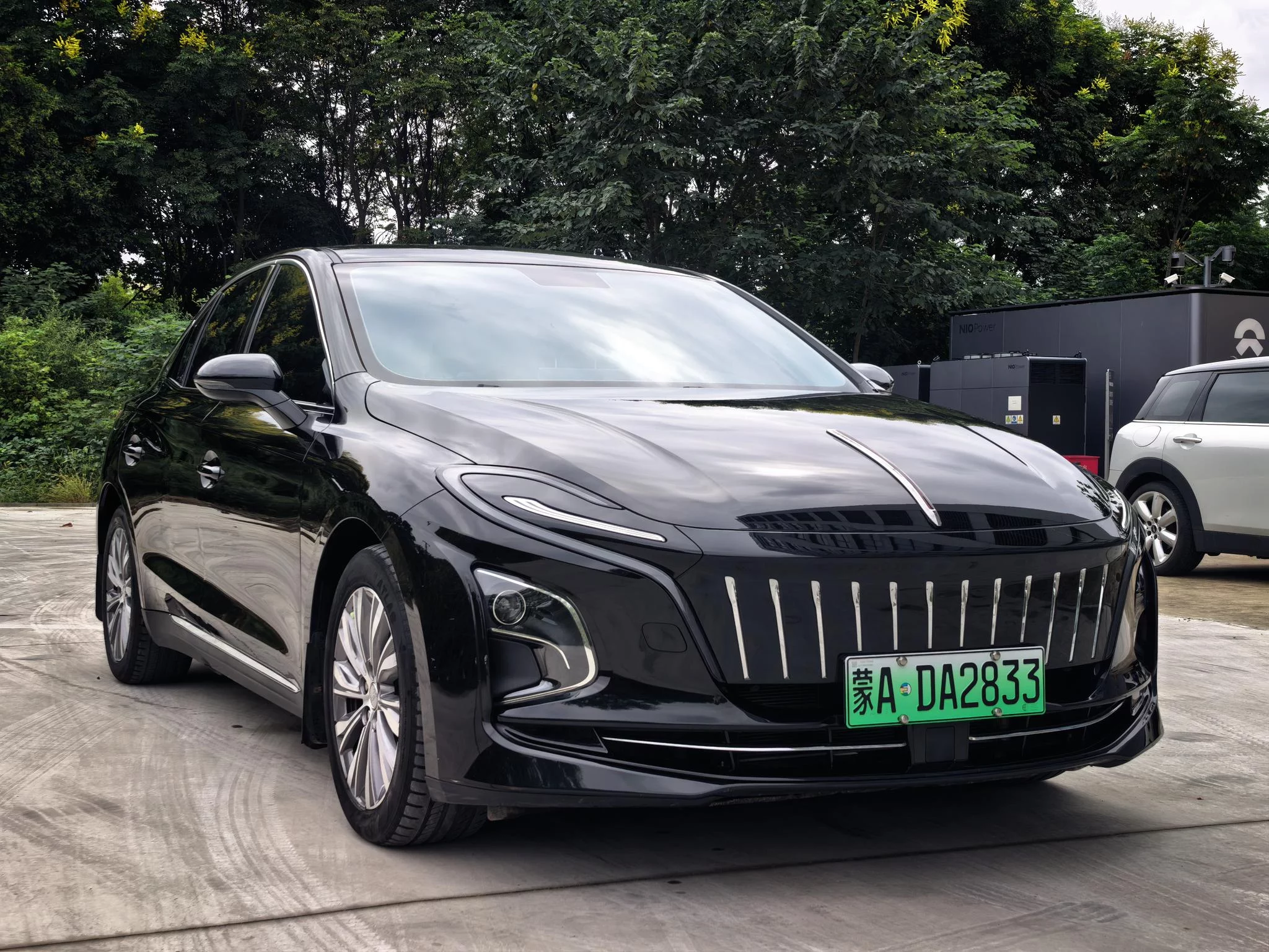 Hongqi E-QM5