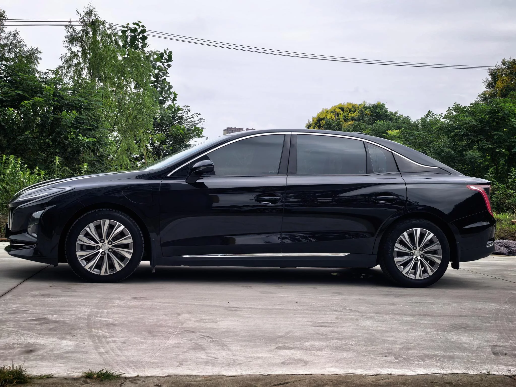 Hongqi E-QM5