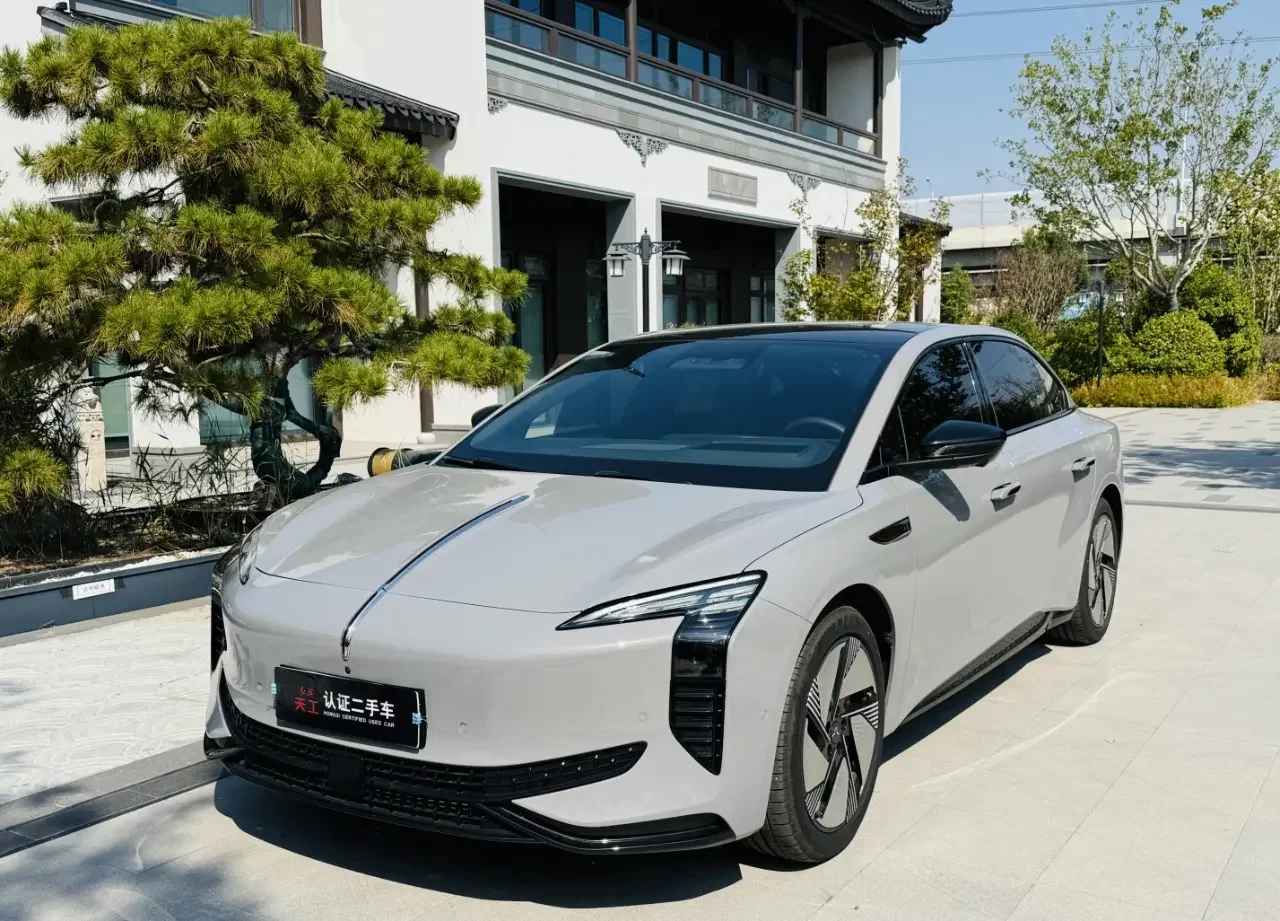 Hongqi EH7