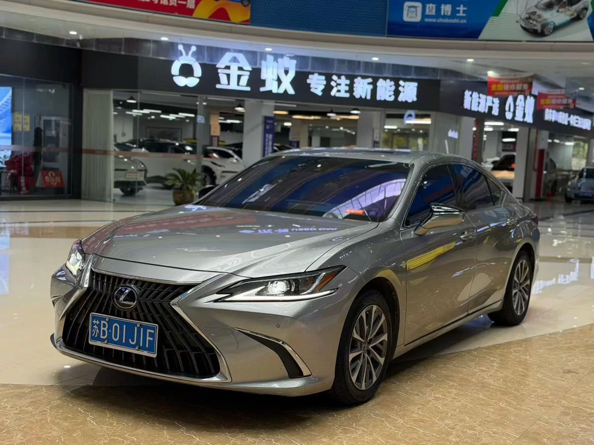 Lexus ES