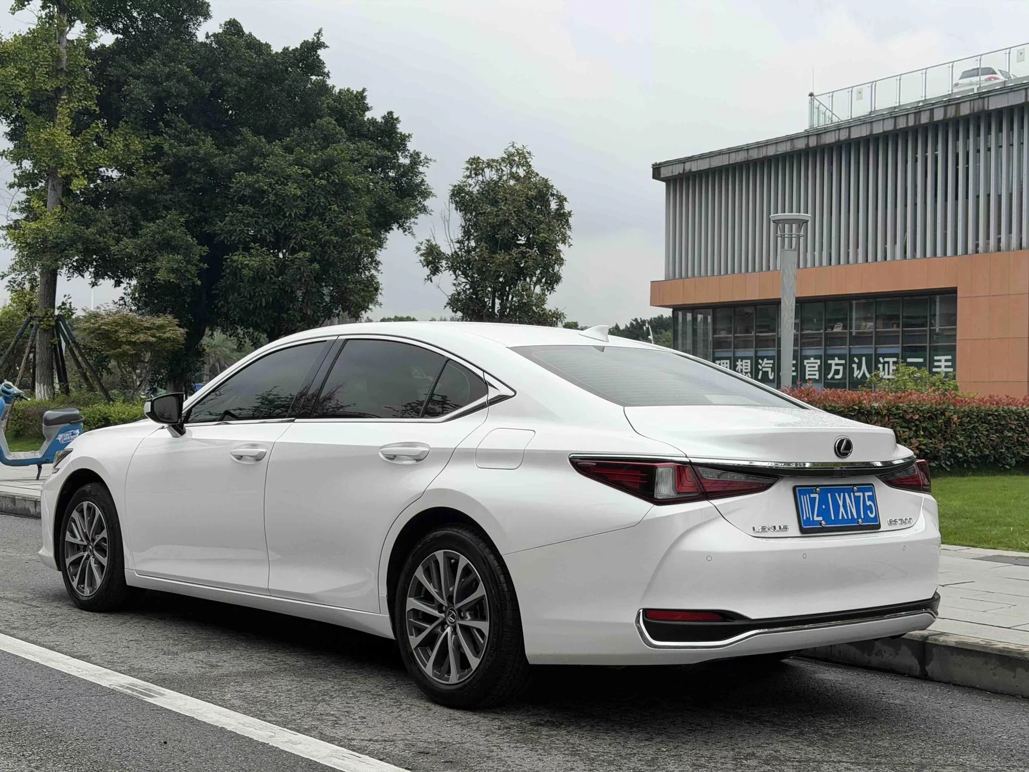 Lexus ES