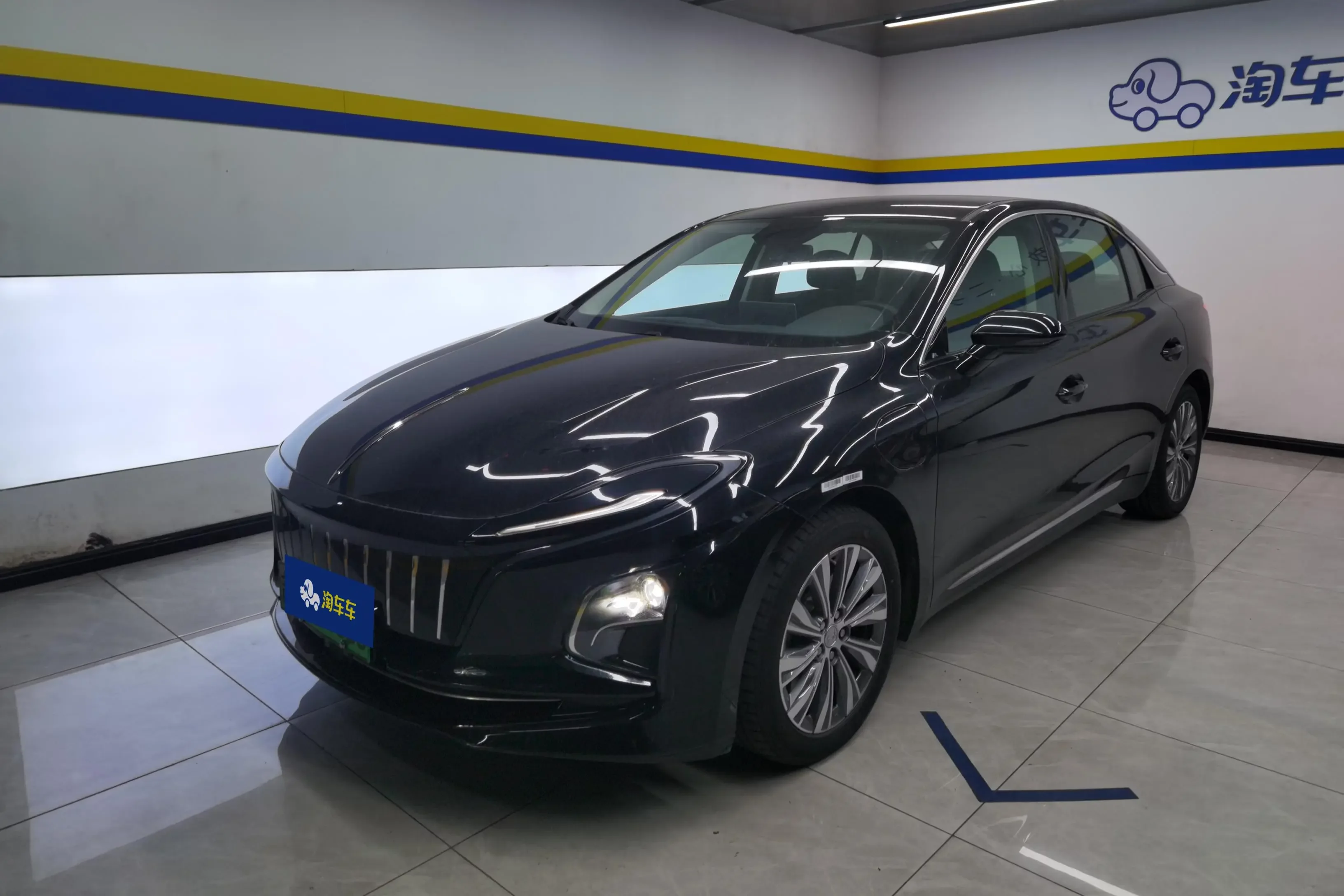 Hongqi E-QM5