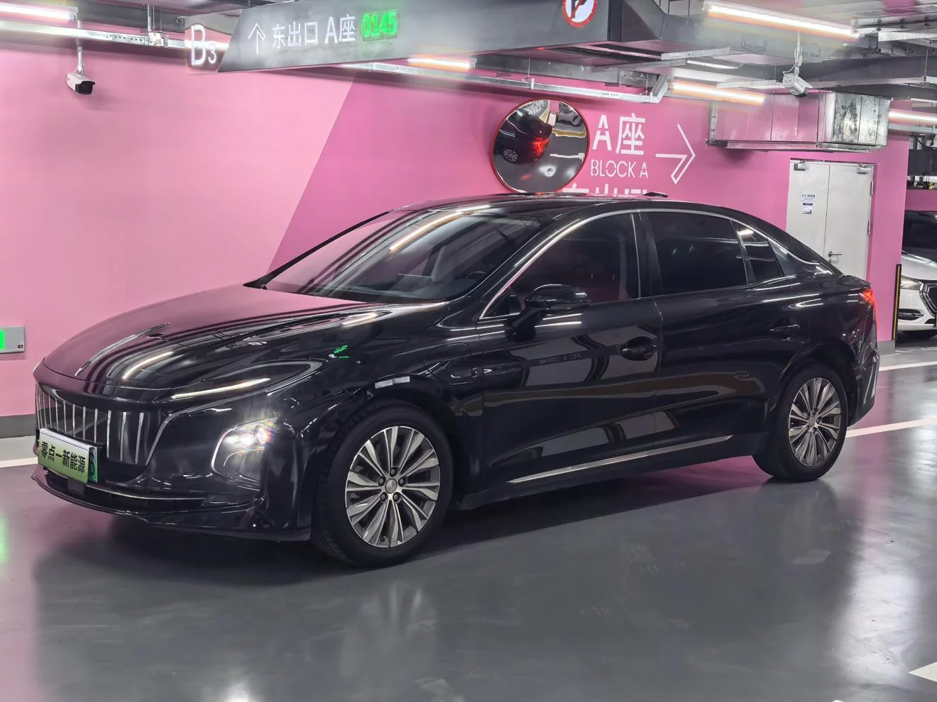 Hongqi E-QM5