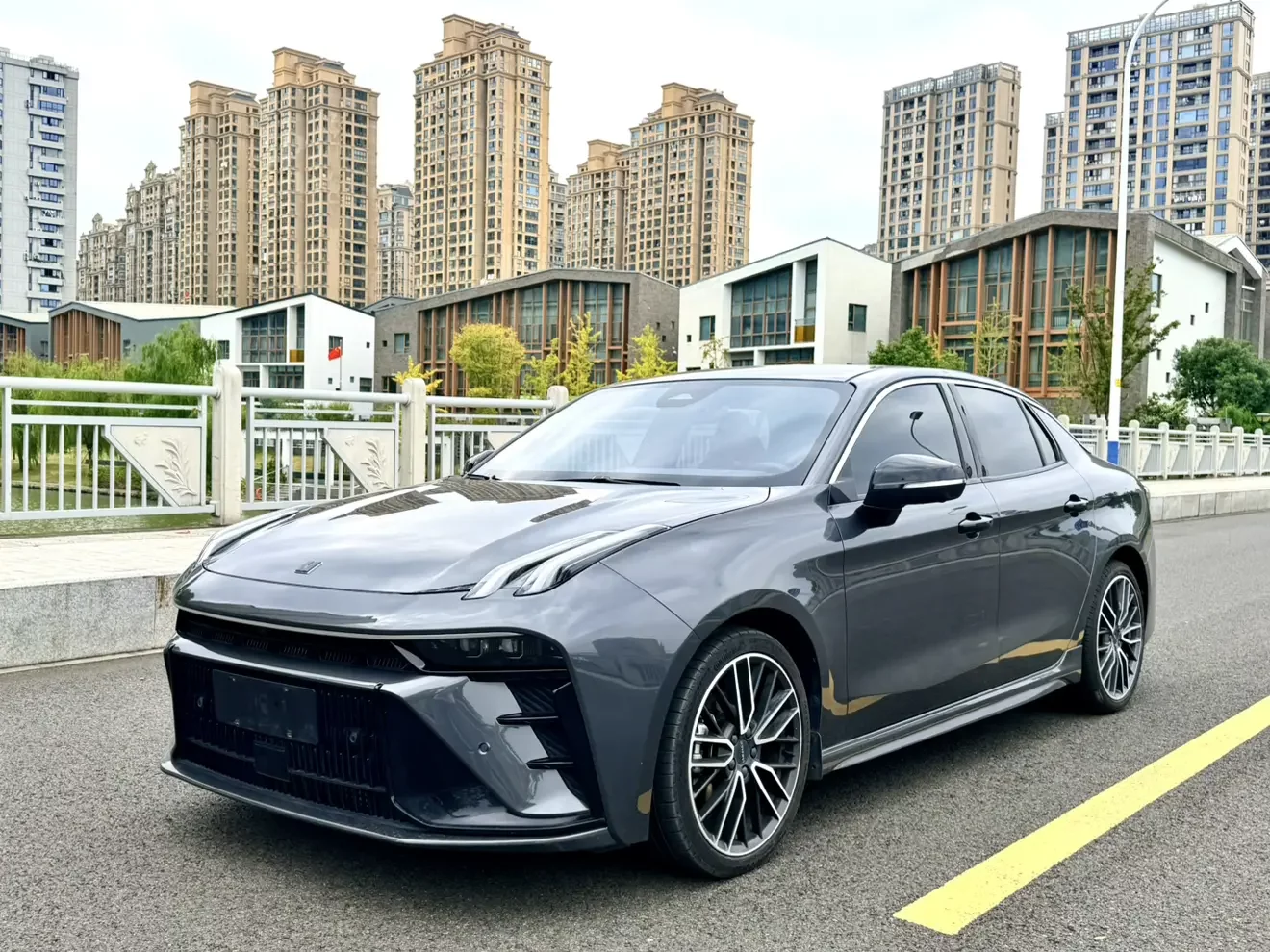 LYNK & CO 03