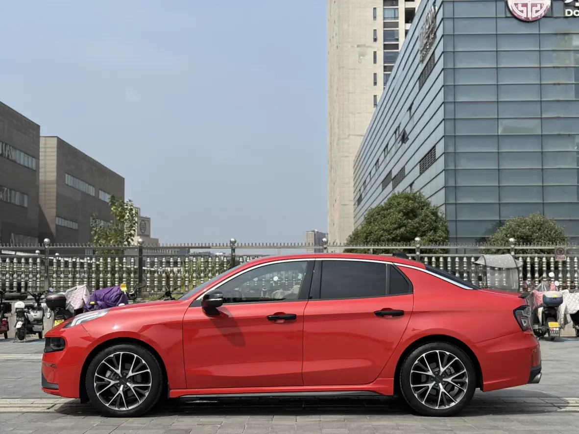 Lynk & Co 03