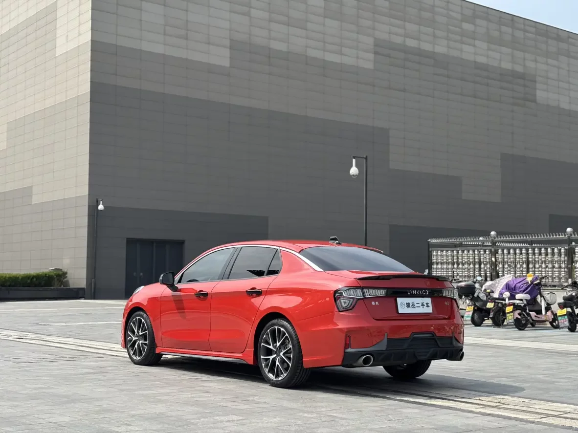Lynk & Co 03