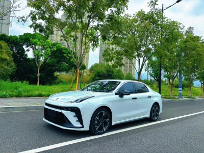 Lynk & Co 03