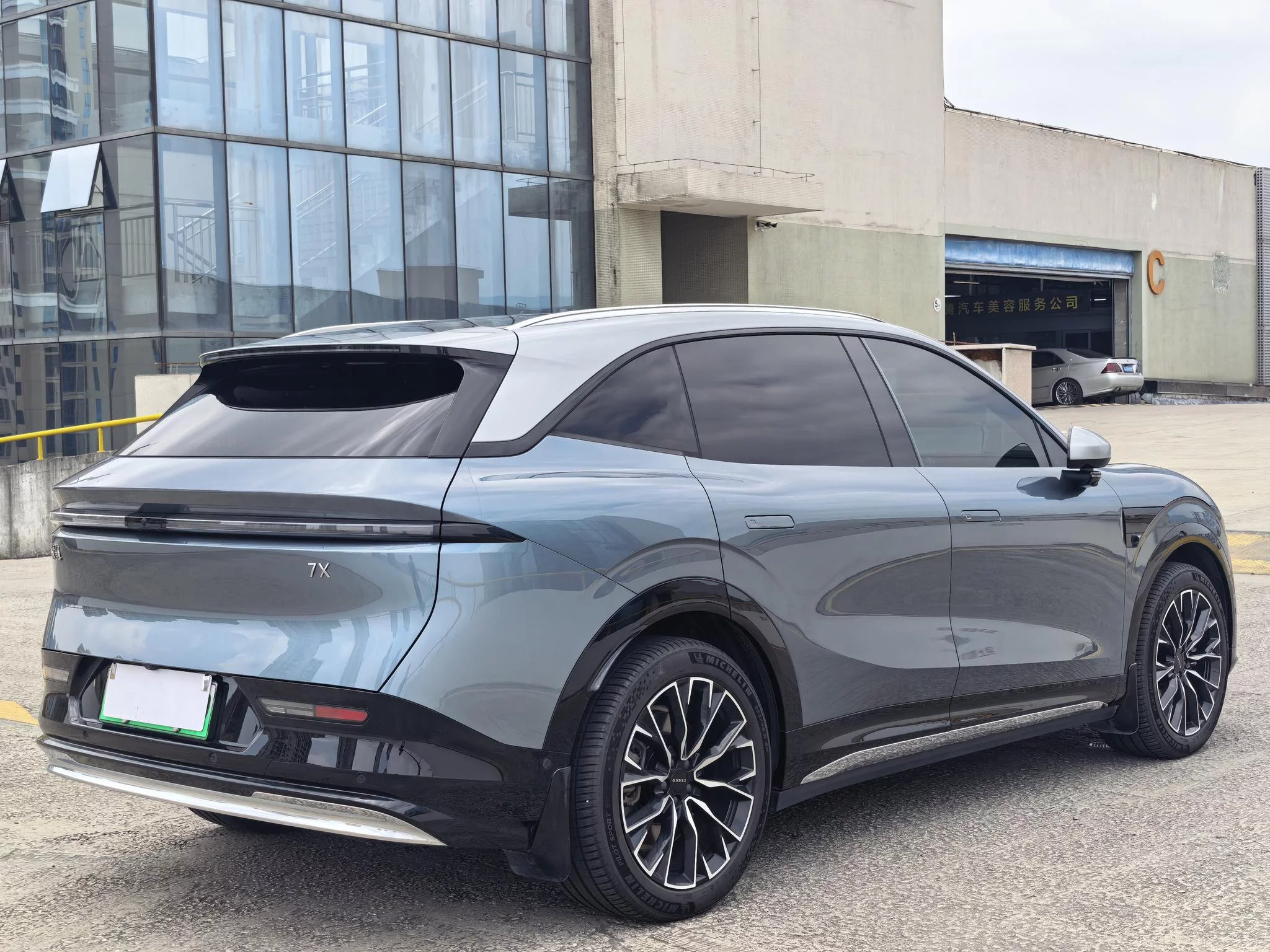 ZEEKR 001