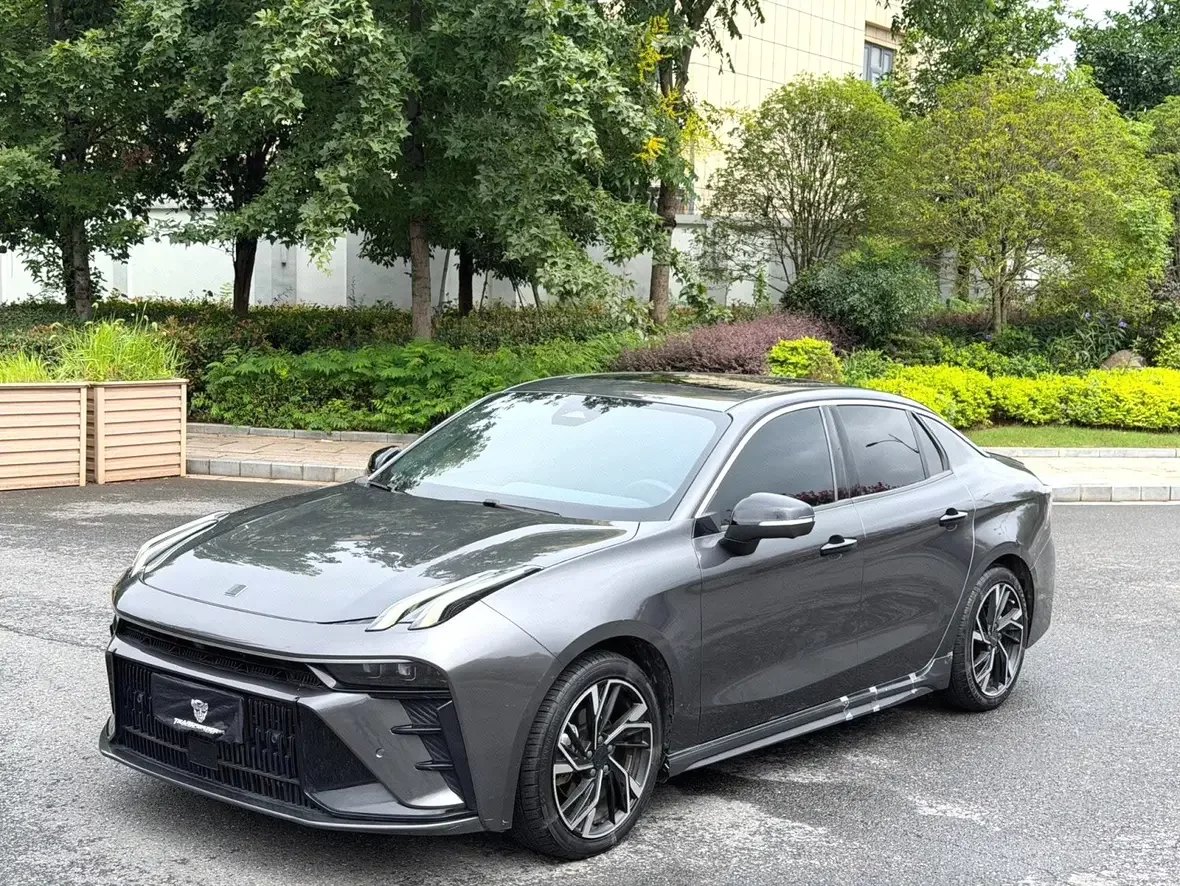 LYNK & CO 03