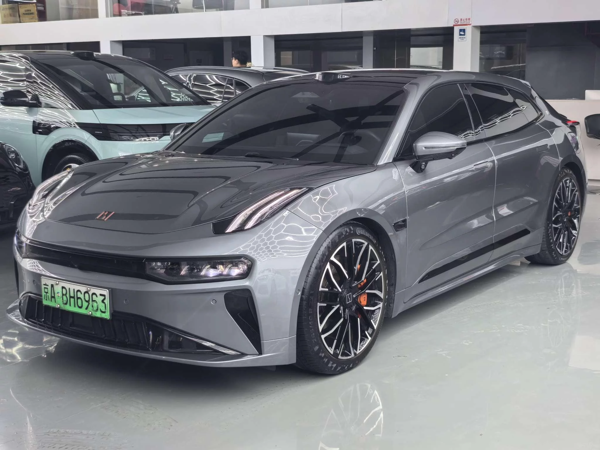 ZEEKR 001