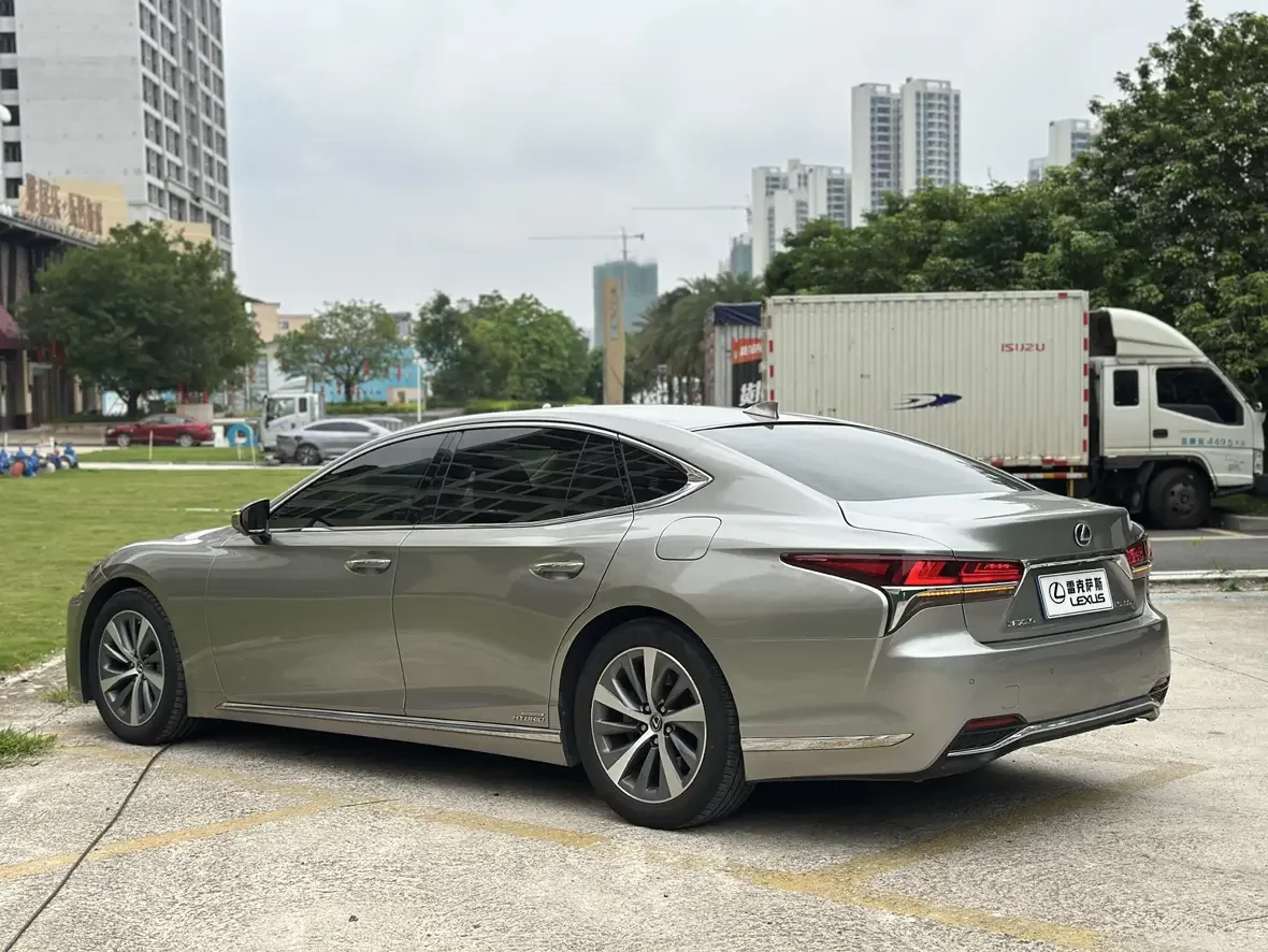Lexus LS