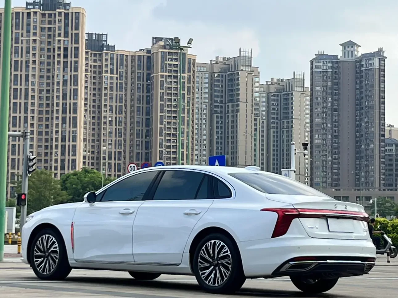 Hongqi H5