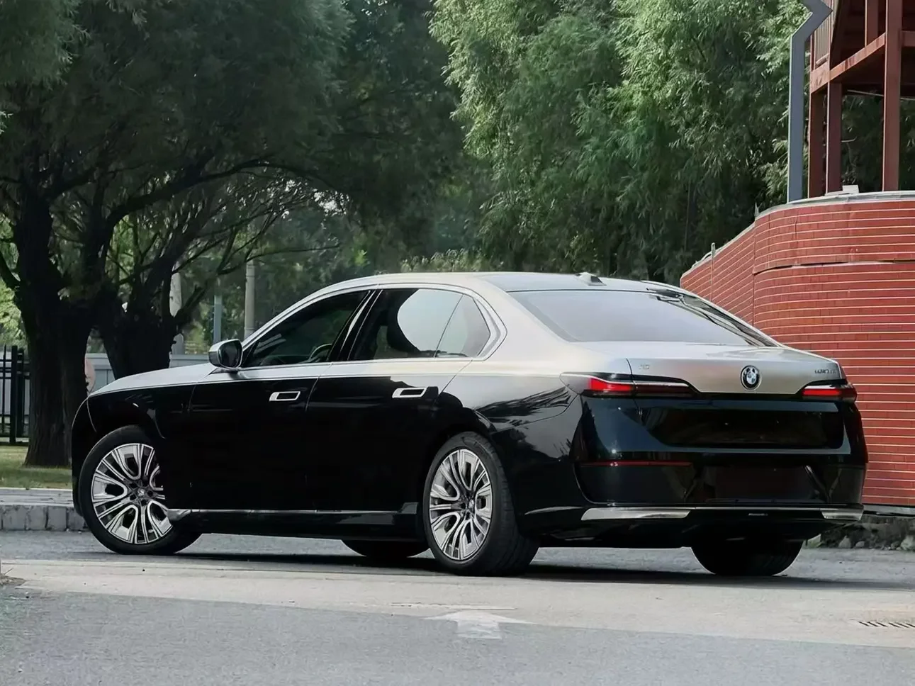 BMW i7
