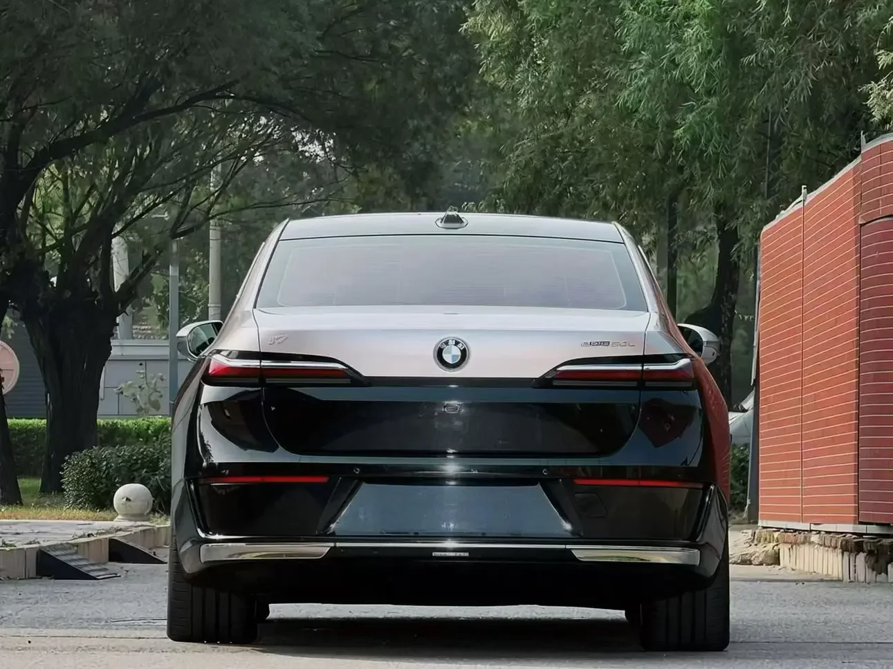 BMW i7