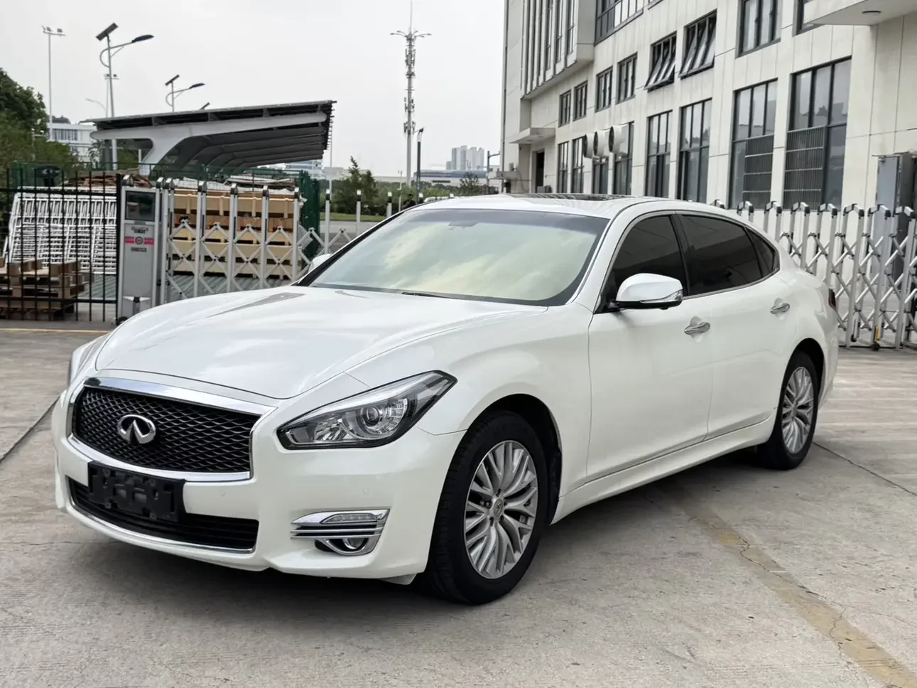 Infiniti Q70