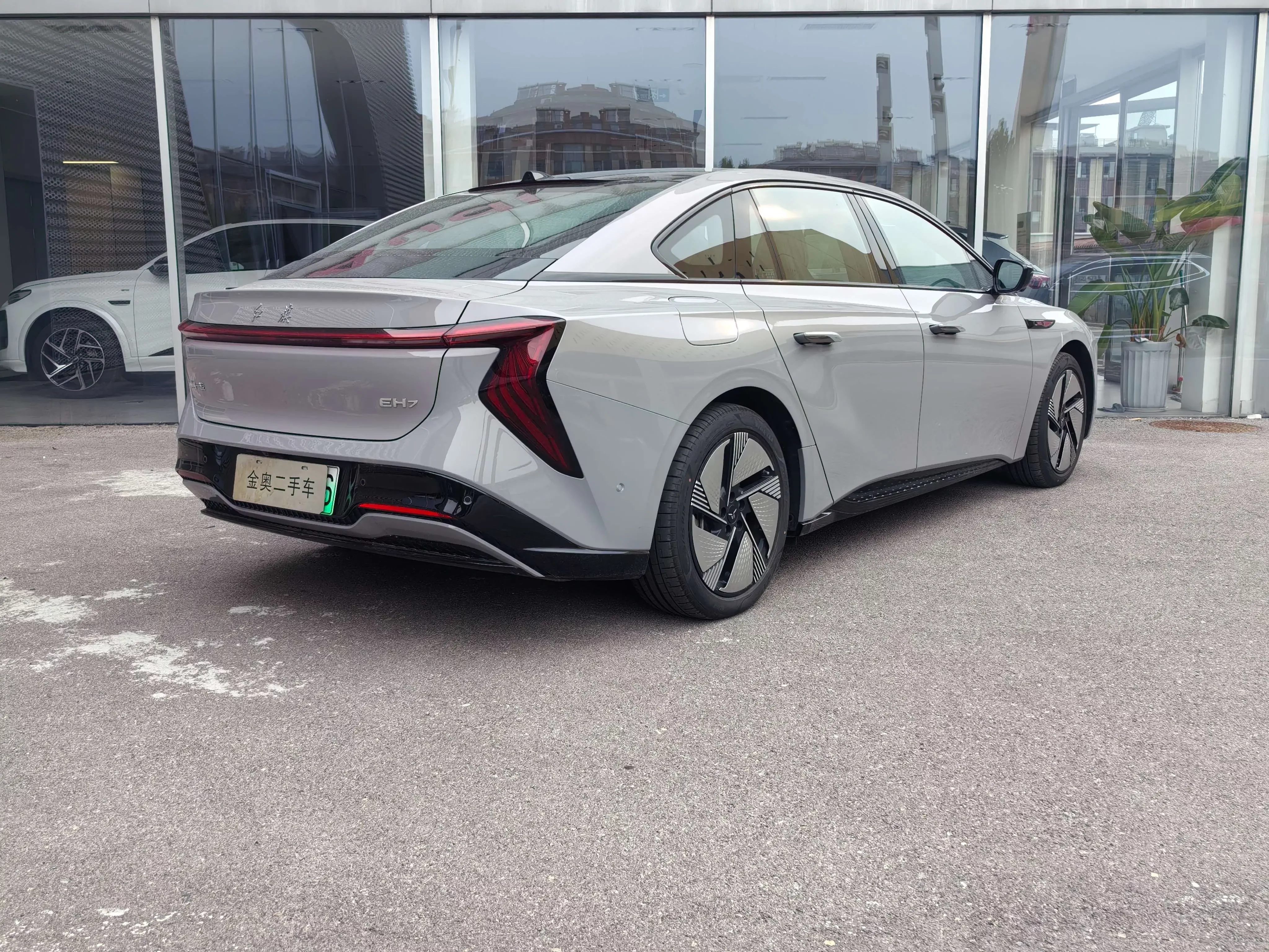 Hongqi EH7
