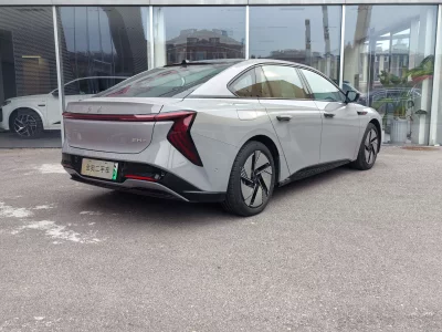 Hongqi EH7, 2025 — купить с доставкой из Китая