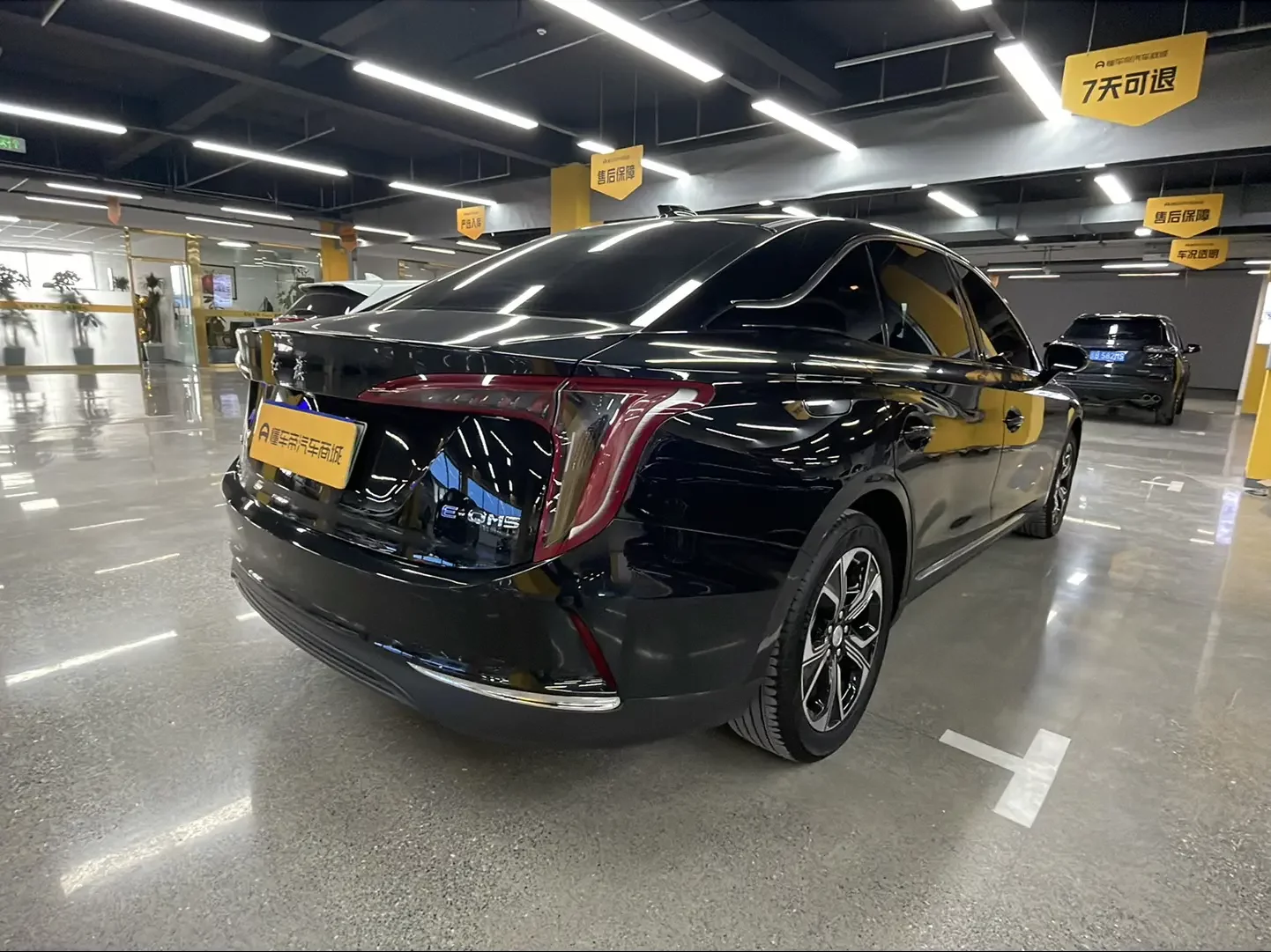 Hongqi E-QM5  из Китая