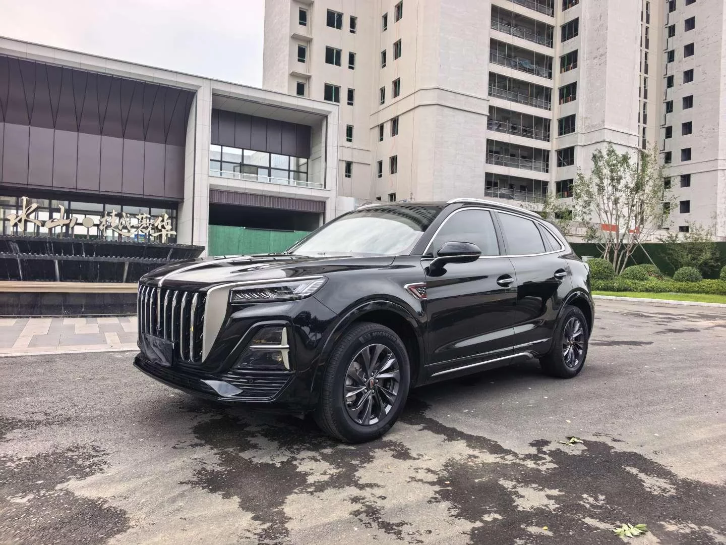 Hongqi HS5