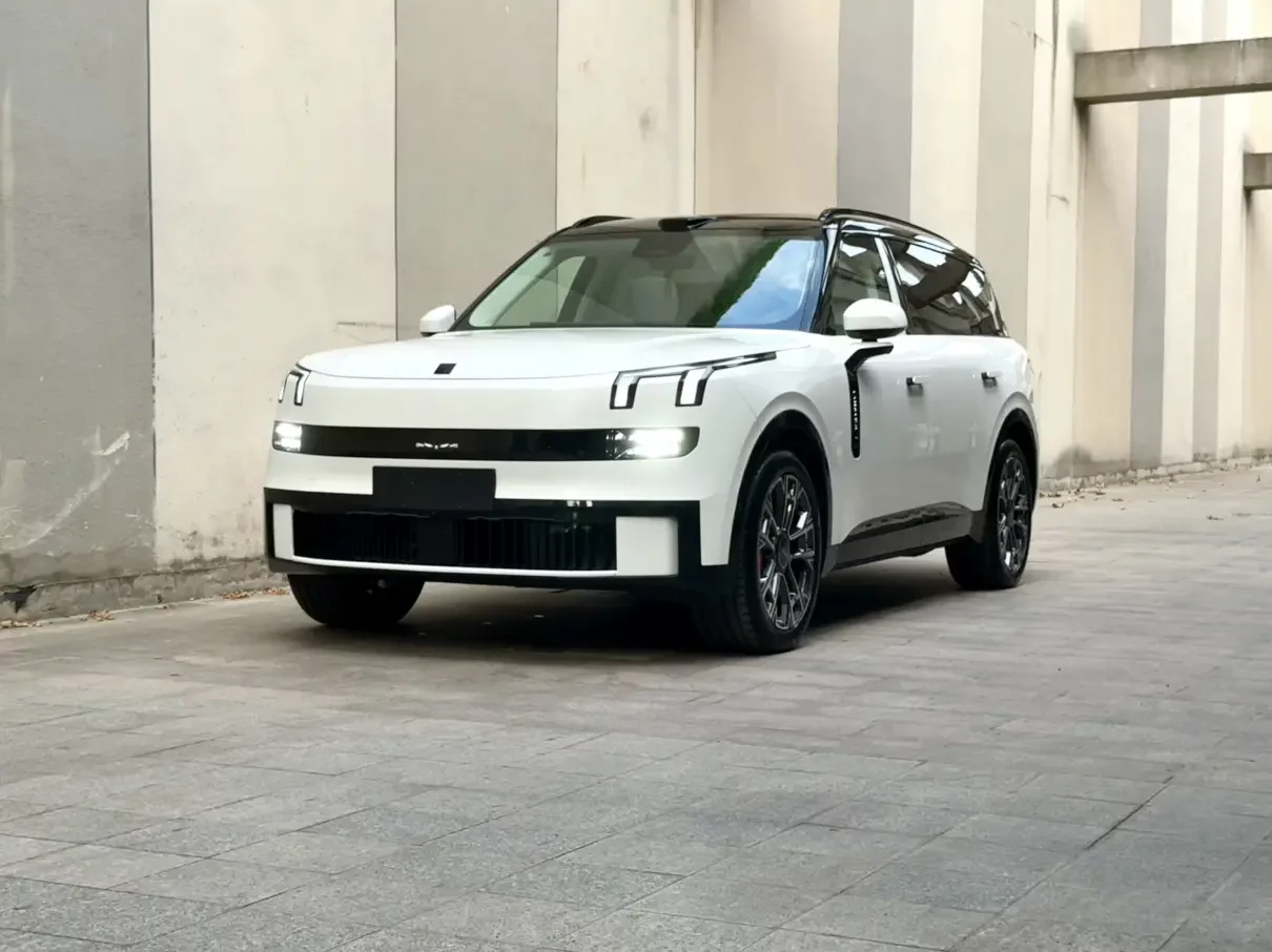 Lynk & Co 900