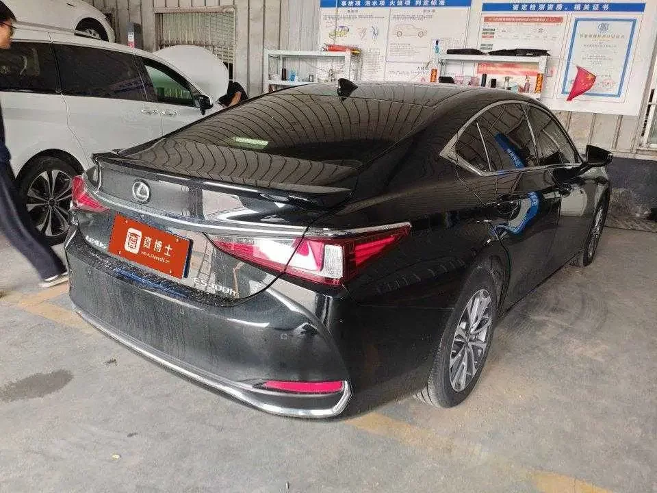 Lexus ES