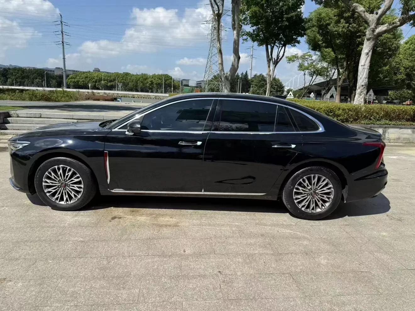 Hongqi H5