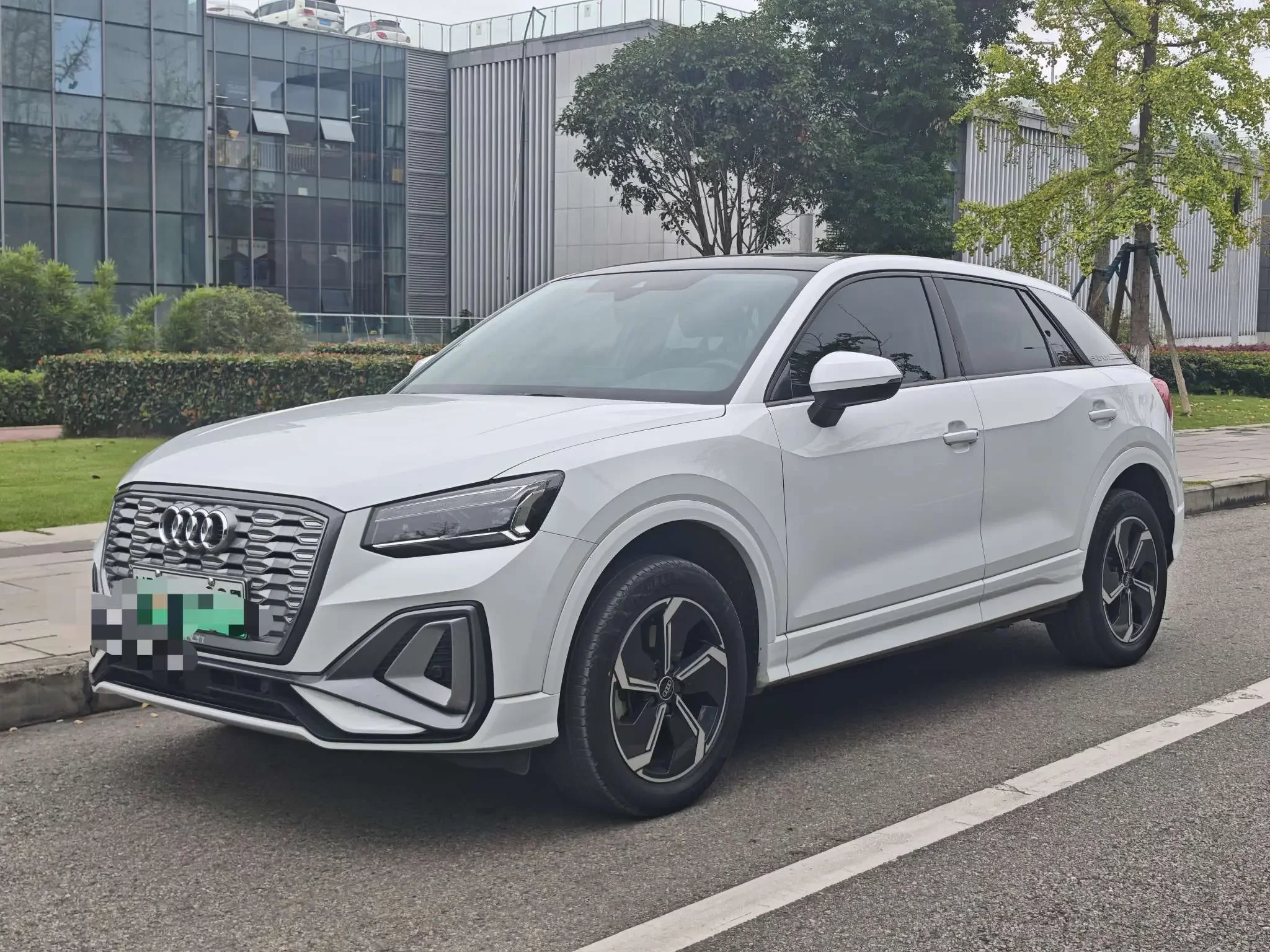 Audi Q2L e-tron