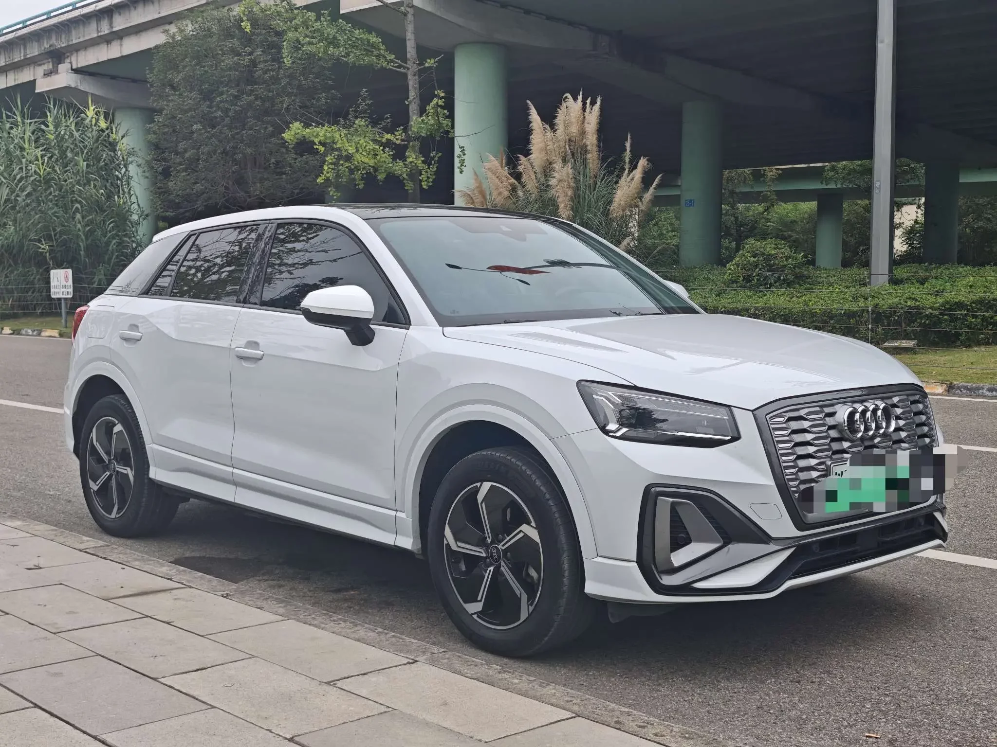 Audi Q2L e-tron